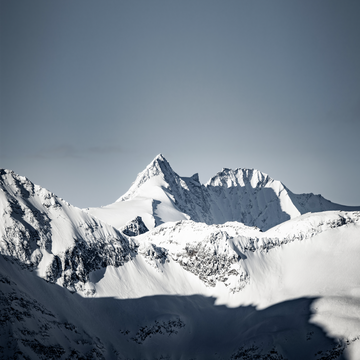 Majestätischer Großglockner, höchster Berg Österreichs, verschneiter Gipfel mit klarer Winterstimmung