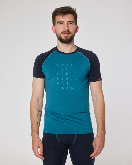 Herren Kurzarmshirt in Pfauenblau mit Aufdruck ‚Kopf frei – hier spielt das Leben‘, Frontansicht