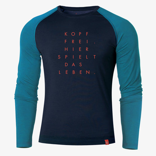 Herren Langarmshirt in Nachtblau mit türkisen Ärmeln und rotem Aufdruck ‚Kopf frei – hier spielt das Leben‘, freigestellt