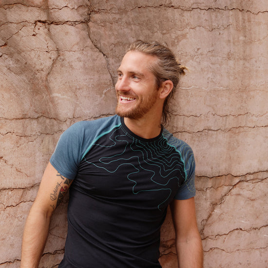 Unterwäsche aus Biobaumwolle von EIN SCHÖNER FLECK ERDE, Foto von einem männlichen Modell mit Unterwäsche im Steinbruch, nachhaltig und fair, Nahaufnahme, Motiv Großglockner