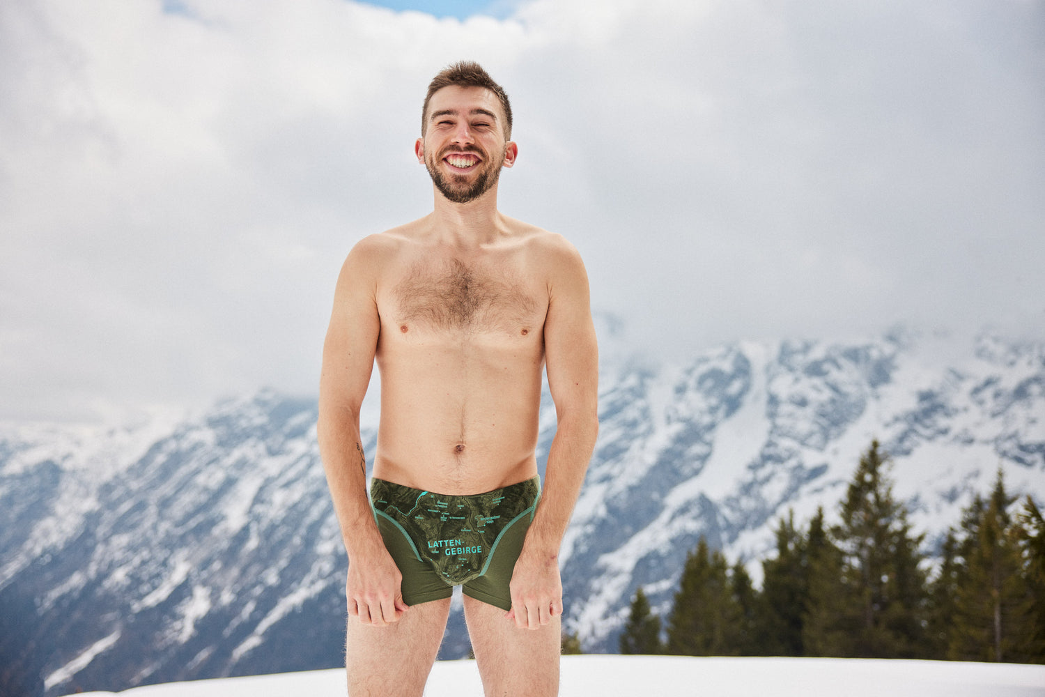 Unterwäsche von EIN SCHÖNER FLECK ERDE, Foto von männlichem Modell mit Unterwäsche in Winterlandschaft, Motiv Lattengebirge