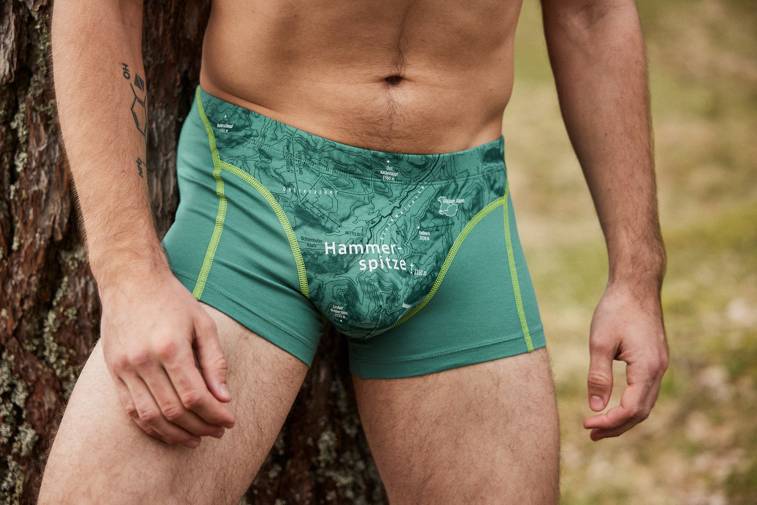 Grüne Herren-Boxershorts mit Hammerkopfspitze-Kartenmotiv von Ein schöner Fleck Erde, inspiriert von alpiner Berglandschaft