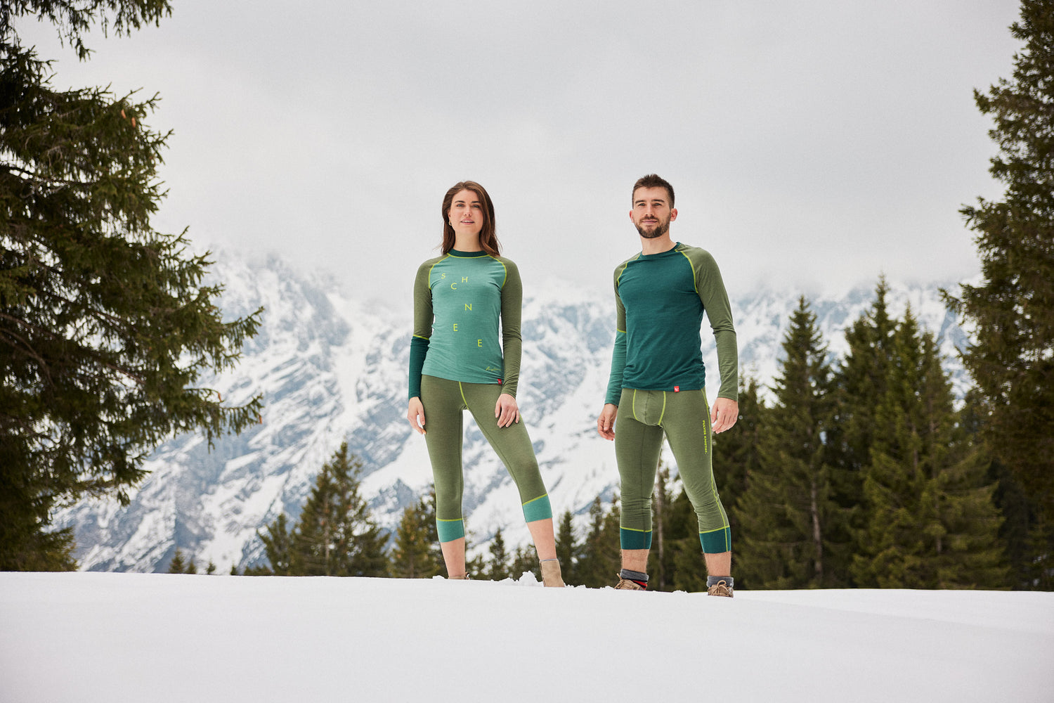 Funktionswäsche aus Merinowolle und Tencel von EIN SCHÖNER FLECK ERDE, Foto von  zwei Modell mit Unterwäsche in Winterlandschaft, 