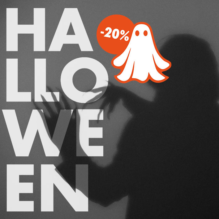 Schwarzes Halloween-Motiv mit großem Schriftzug HALLOWEEN, Schatten einer Person mit erhobenen Händen und orange-weißem Geistensymbol mit -20 % Rabattzeichen