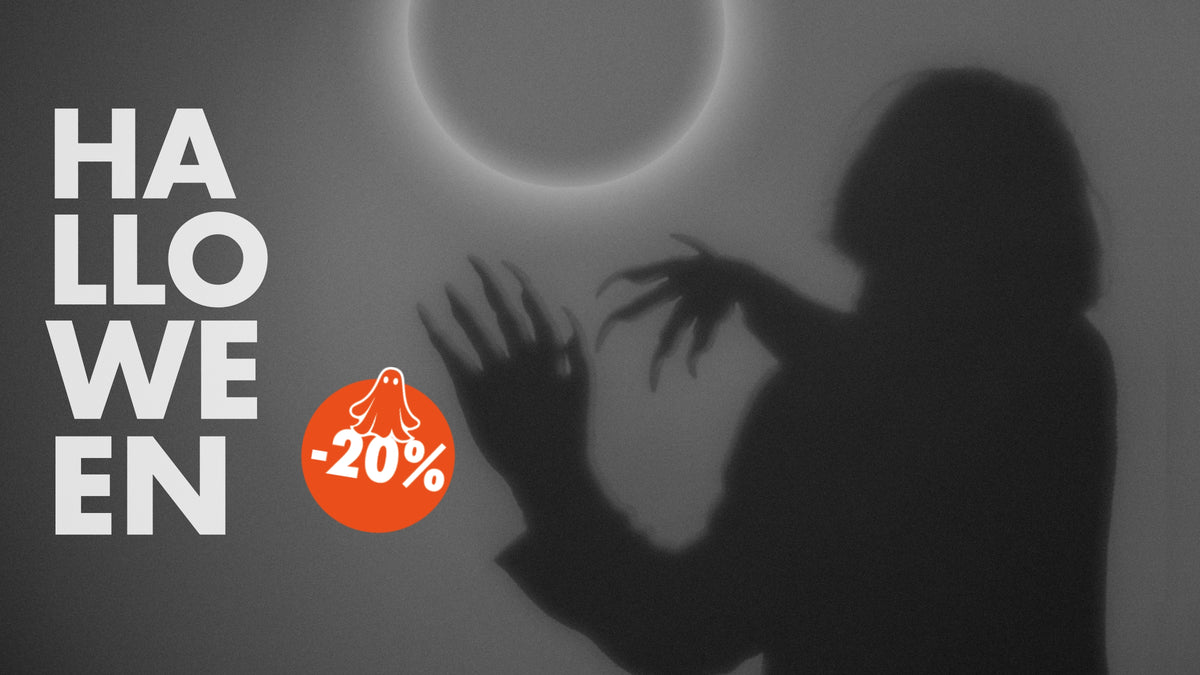 Schwarzes Halloween-Motiv mit großem Schriftzug HALLOWEEN, Schatten einer Person mit ausgestreckten Händen vor einem leuchtenden Kreis und orangefarbenem Geistensymbol mit -20 % Rabattzeichen