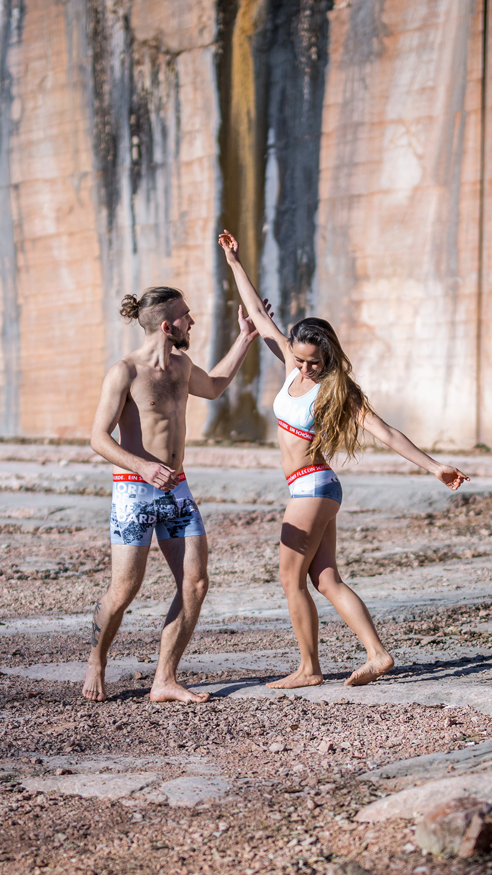 Paar mit Unterwäsche von Ein schöner Fleck Erde – Herren Boxershorts mit Bergmotiv und Damen Panty mit Naturdesign, nachhaltige Unterwäsche mit rotem Bund