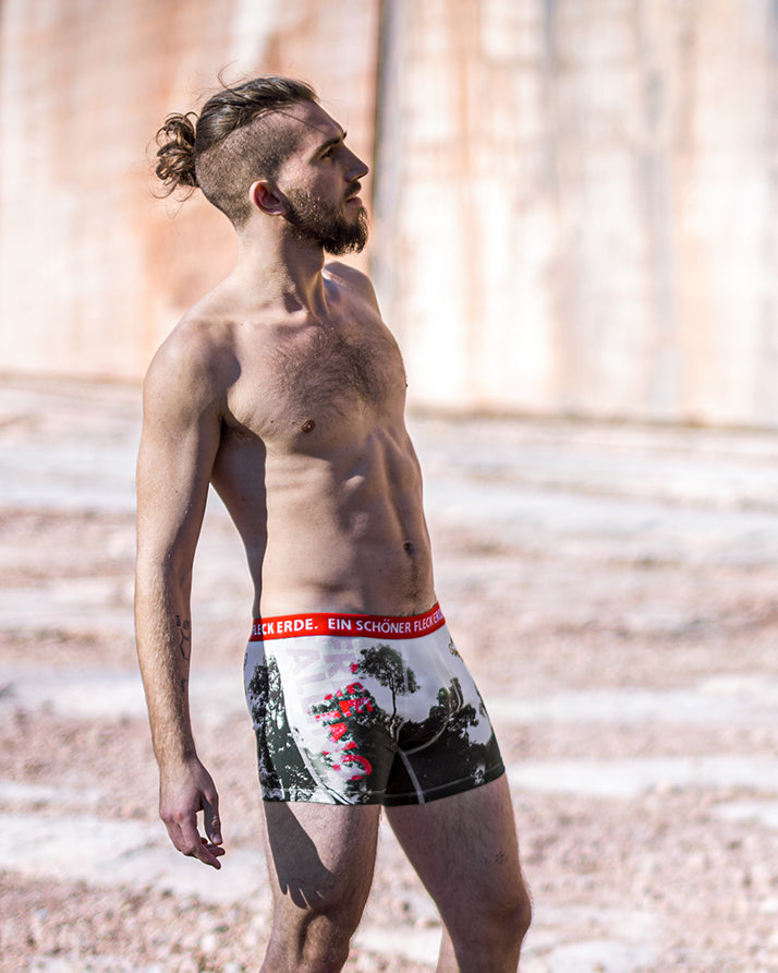 Herren Boxershorts mit Naturmotiv in Schwarz-Rot und rotem Bund von Ein schöner Fleck Erde – nachhaltige Unterwäsche mit auffälligem Print