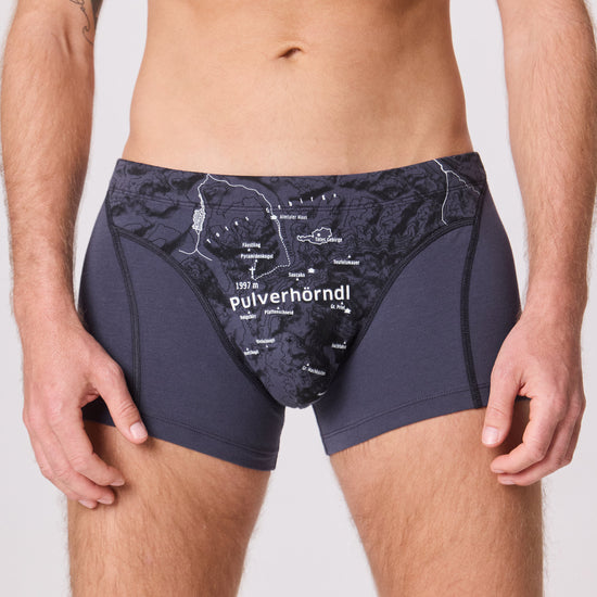 Unterhose für Herren mit Bergmotiv PULVERHÖRNDL. Höhenlinien auf Unterwäsche. Lustiger Gipfelname auf Unterhose.