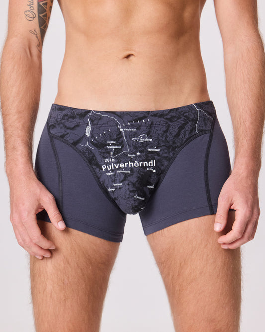 Unterhose für Herren mit Bergmotiv PULVERHÖRNDL. Höhenlinien auf Unterwäsche. Lustiger Gipfelname auf Unterhose.