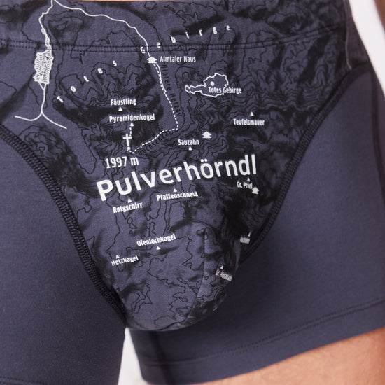 Unterhose für Herren mit Bergmotiv PULVERHÖRNDL. Höhenlinien auf Unterwäsche. Lustiger Gipfelname auf Unterhose.