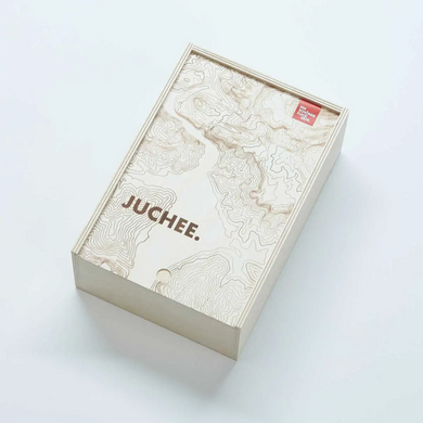 Geschenkbox „JUCHEE.“ von Ein schöner Fleck Erde – edle Holzbox mit feiner Reliefkarte der Alpen auf dem Deckel, ideal als hochwertige Verpackung für Unterwäsche mit Bergmotiven.