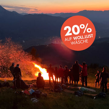 Sonnwendfeuer am Berg mit Sonnenuntergang mit 20% auf WOLL.LUST Wäsche