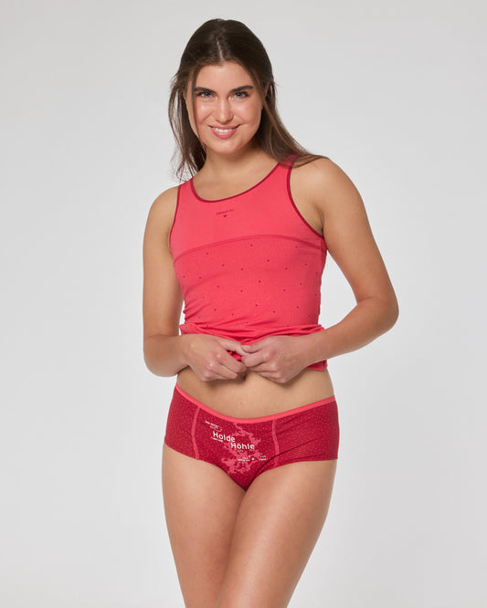 Frau trägt rotes Tanktop und roten Hipster-Slip mit Aufdruck ‚Hohe Mühle‘ von Ein schöner Fleck Erde