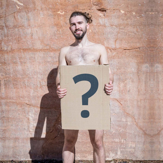 Überraschungsbox Männer – Mann hält Kartonschild mit Fragezeichen, Produktüberraschung von Ein schöner Fleck Erde
