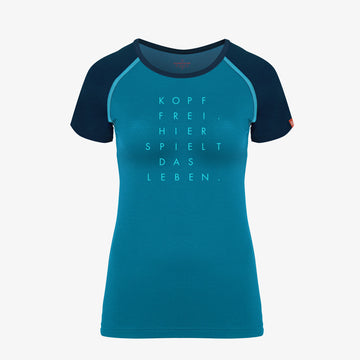 Pfauenblaues Damen-Kurzarm-Funktionsshirt mit dunkelblauen Raglanärmeln und Frontschrift „Kopf frei – hier spielt das Leben“ von Ein schöner Fleck Erde, freigestellt vor weißem Hintergrund.