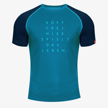 Herren Kurzarmshirt in Pfauenblau mit navyfarbenen Ärmeln und Aufdruck ‚Kopf frei – hier spielt das Leben‘, freigestellt