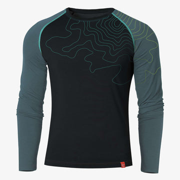 Dunkelblaues Langarmshirt mit hellblauen Ärmeln und Linienmuster auf der Vorderseite, Produktfoto von Ein schöner Fleck Erde vor hellem Hintergrund